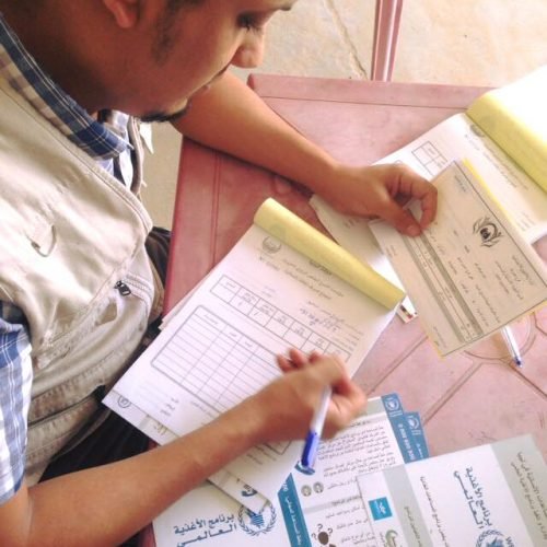 Distribution of food aid to displaced families